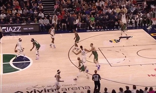 开云体育官网-大洛归来带回雄鹿ID 卫冕冠军开启冲刺模式