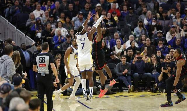 开云-心态失衡！勇士最多落后30分：库里16中6仅16分，老板双手抱头